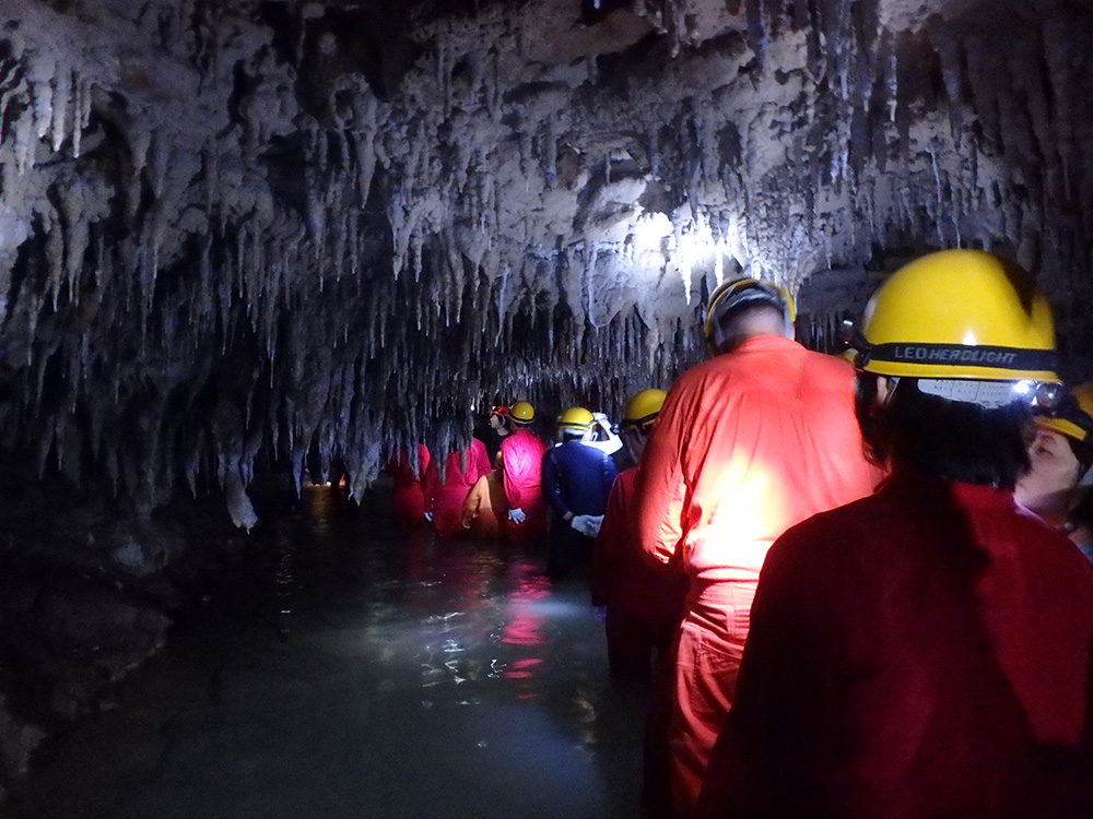 南の島の洞窟探検